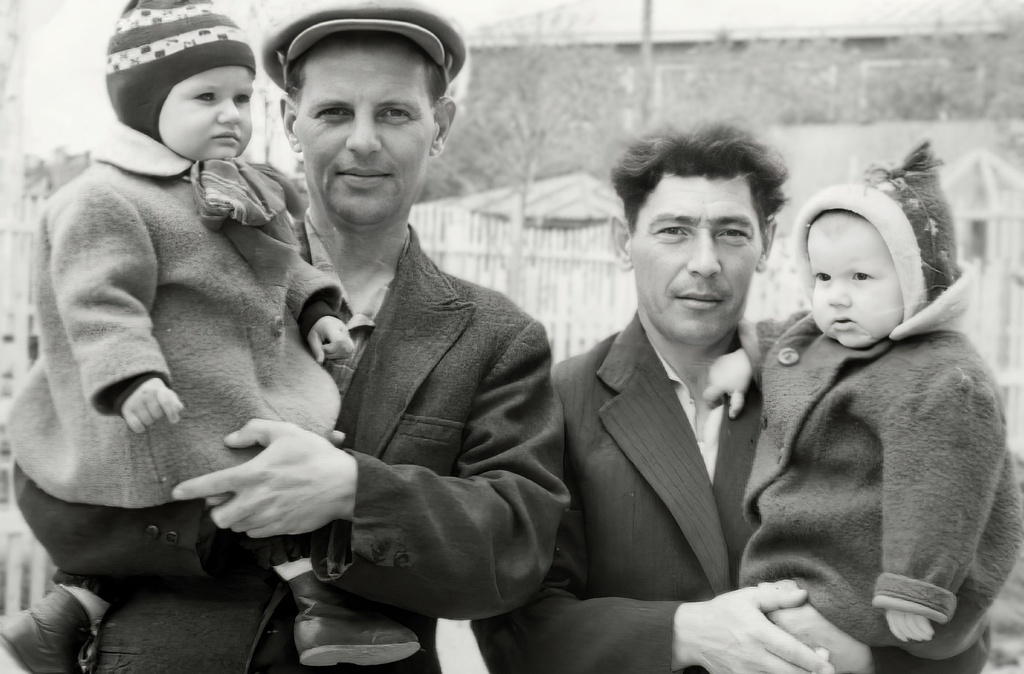 Отцы, май 1964, Камчатская обл., г. Петропавловск-Камчатский. Фотография из архива Зои Владимировны Медведевой.