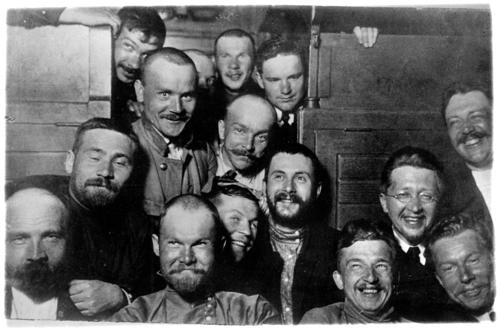 Экскурсия в Подмосковье к Алексею Петровичу Павлову, 1911 год. В вагоне поезда.1 ряд снизу: Виктор Григорьевич Глушков, Георгий Георгиевич Келль, Юрий Аполлонович Жемчужников, Иван Александрович Рейнвальд.2 ряд: Николай Григорьевич Кассин, С. А. Ковалевский, Дмитрий Васильевич Наливкин, Алексей Алексеевич Борисяк.3 ряд: И. С. Яговкин, Н. Г. Мухин, Дмитрий Иванович Мушкетов.4 ряд: Я. Р. Меламед, В. П. Новиков, Ф. А. Гусаков-Евилов, П. А. Грюме.