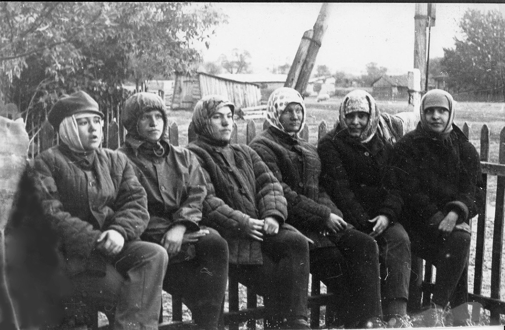 «Только с картофельного поля». Студентки Рязанского Радиоинститута на уборке картофеля в Шиловском районе, сентябрь 1973, Рязанская обл., Шиловский р-н