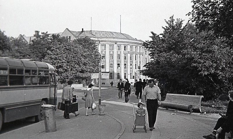 Автобусная остановка на улице Театральной, 1960 год, Калининградская обл., г. Калининград. Выставка «Калининград» с этой фотографией.