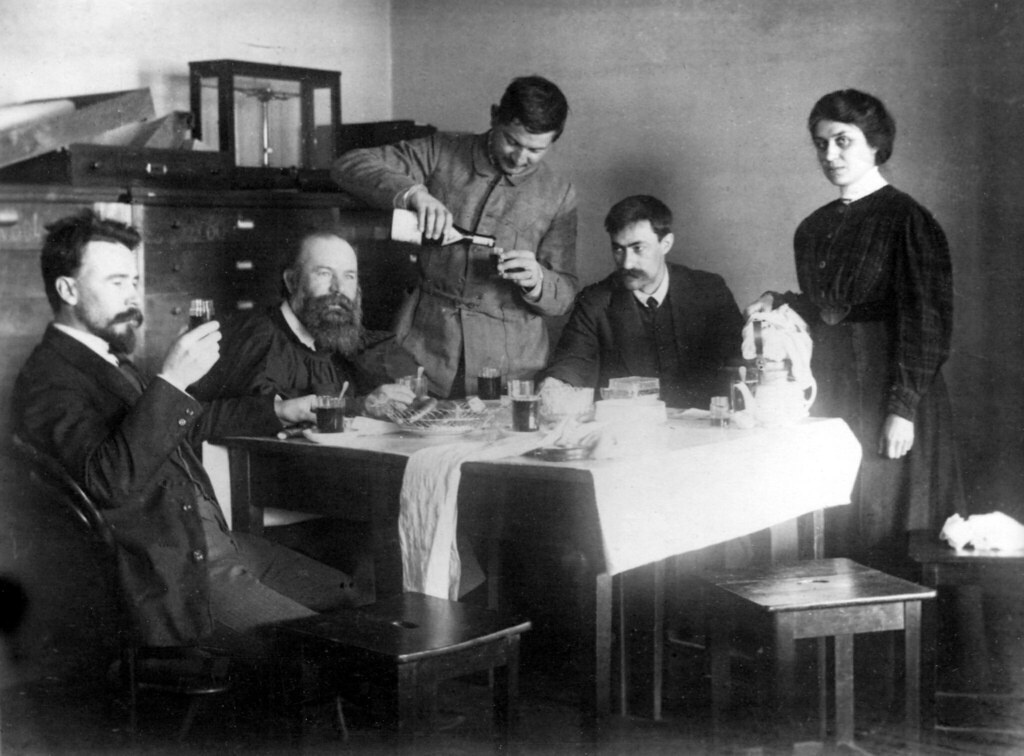 Императорский университет Святого Владимира, 1900-е, г. Киев. Михаил Викентьевич Баярунас, Николай Иванович Андрусов, А. С. Татцев, А. С. Савченко, А. И. Дьяковская (ассистент Андрусова на Высших женских курсах в Киеве).