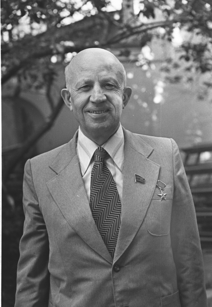 Фото "Писатель Григол Абашидзе в саду Союза писателей СССР", 5 июня ...