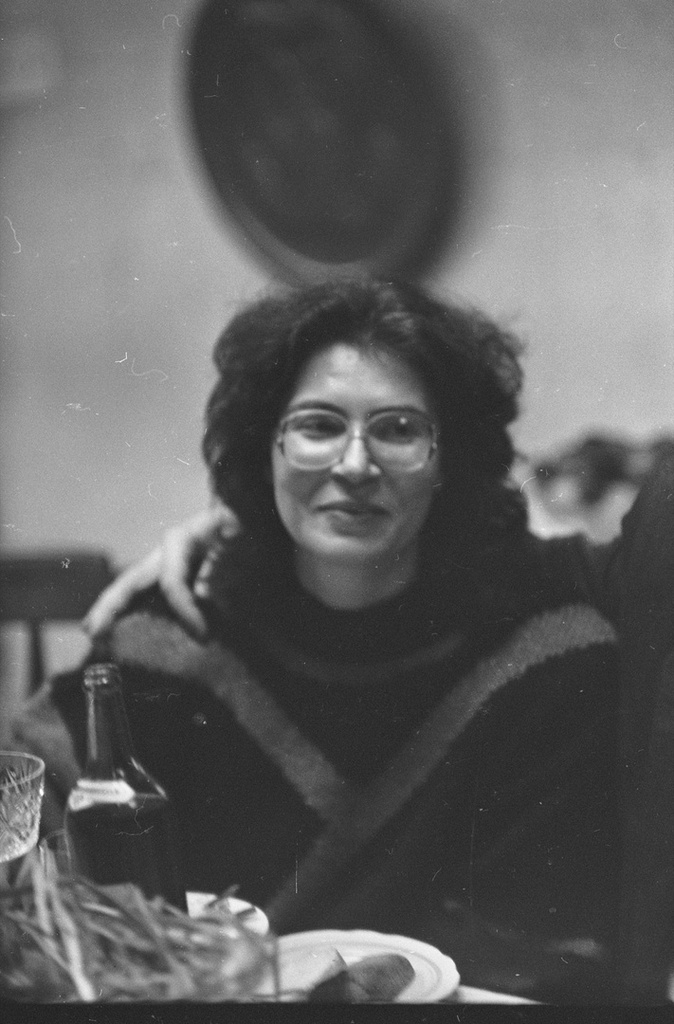 Чествование жены поэта Мушни Ласуриа – Ляли (Елены) по случаю защиты диссертации доктора физико-математических наук, 2 марта 1989, г. Москва. На веранде Центрального дома союзов.