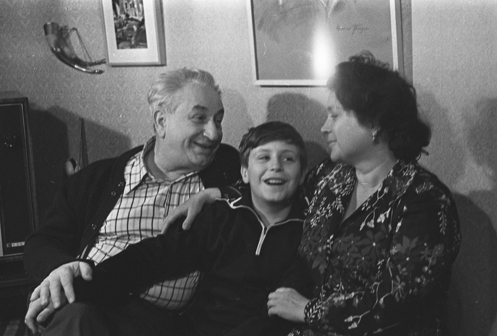Фото "Писатель Георгий Гулиа с женой Валентиной и сыном Жорой", 27 ...