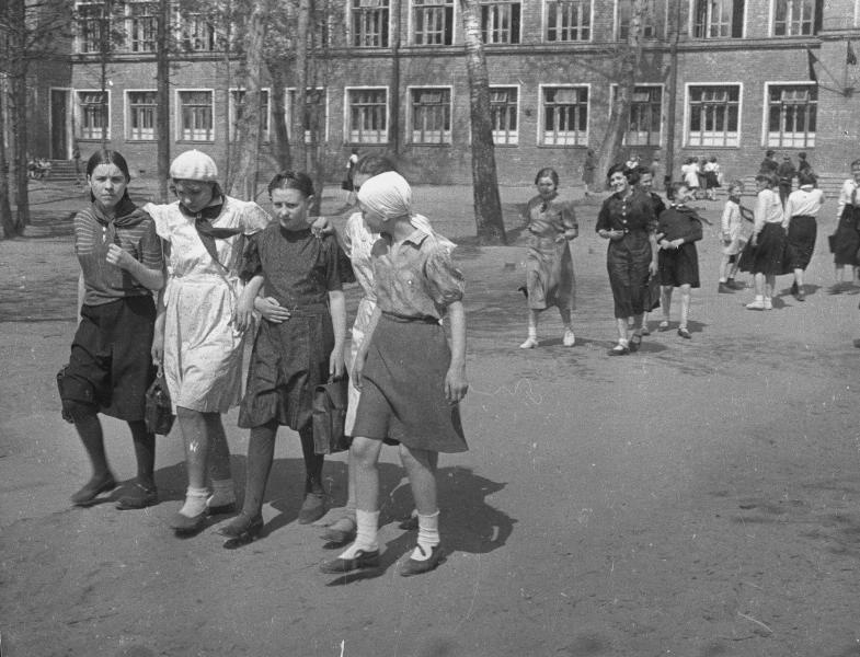«Весенние экзамены в школе перед войной», июнь 1938, г. Москва. Фотография сделана перед школой № 150, сейчас – № 152. В школе располагался агитпункт по выборам в Верховный Совет РСФСР.
