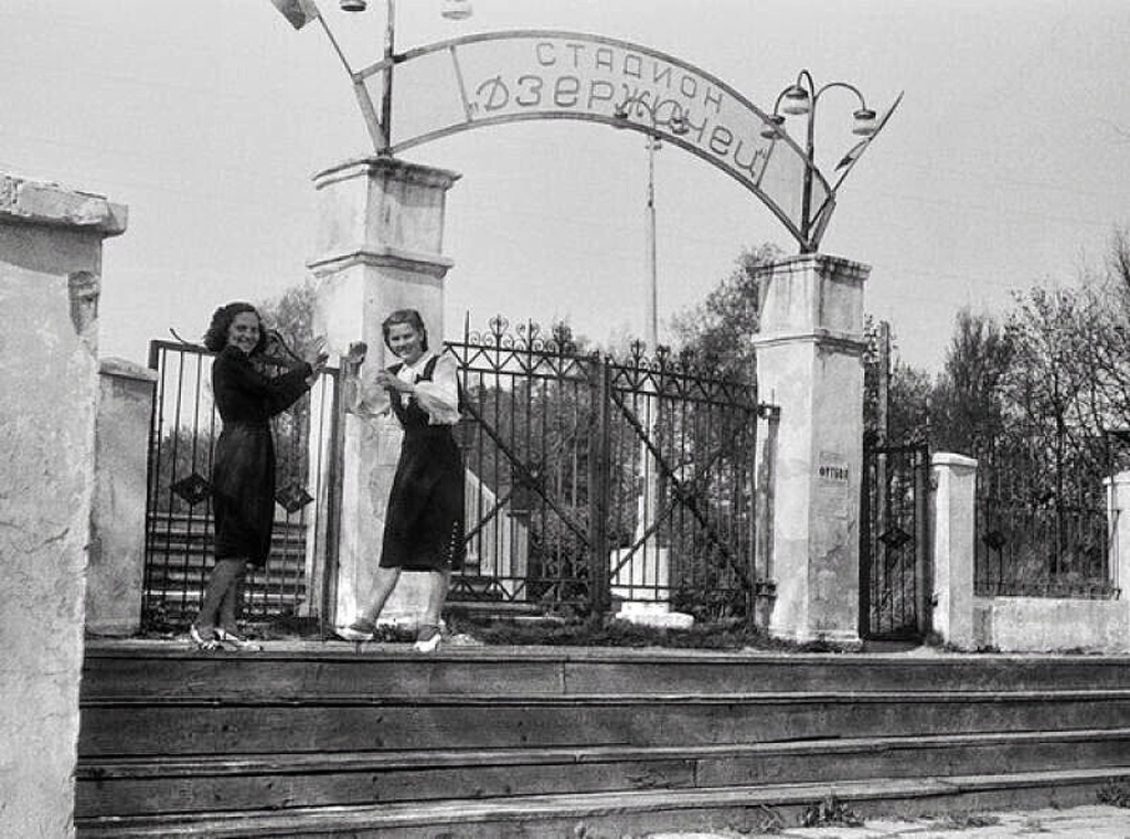 Вход на стадион «Дзержинец», 1951 год, Калининградская обл., г. Калининград. С 1966 года стадион «Пионер».Выставка «Калининград» с этой фотографией.