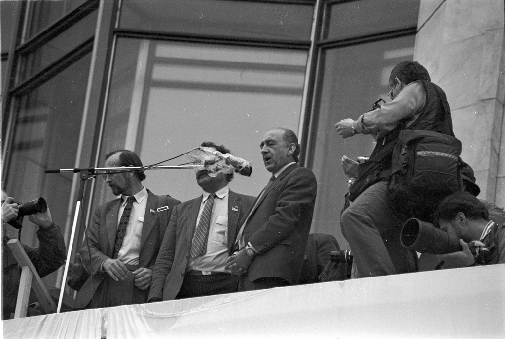 Фото "Митинг у Белого дома после победы над ГКЧП", 20 - 21 августа 1991 ...