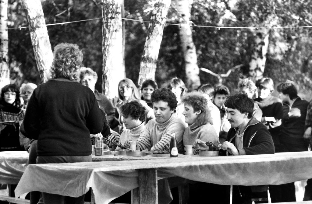Фото "Турслет. Конкурсный ужин. Жюри дегустирует блюда", июль 1984 ...