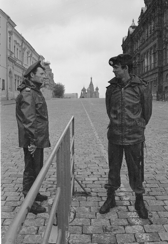 Фото "Оцепление войсками ГКЧП Московского кремля", 20 - 21 августа 1991 ...