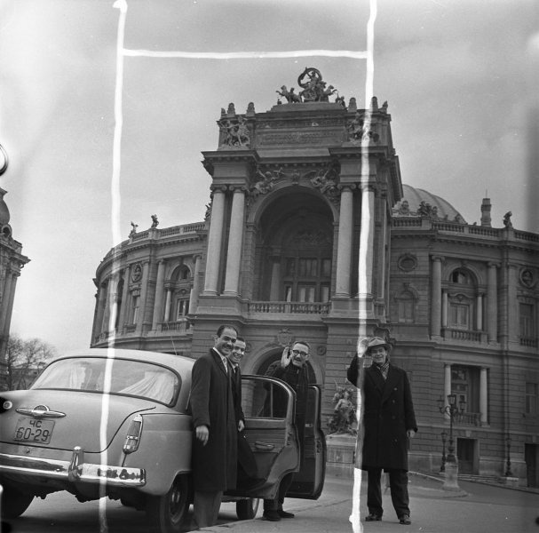Фото "Четверо мужчин на фоне Одесского театра оперы и балета", 1961 ...