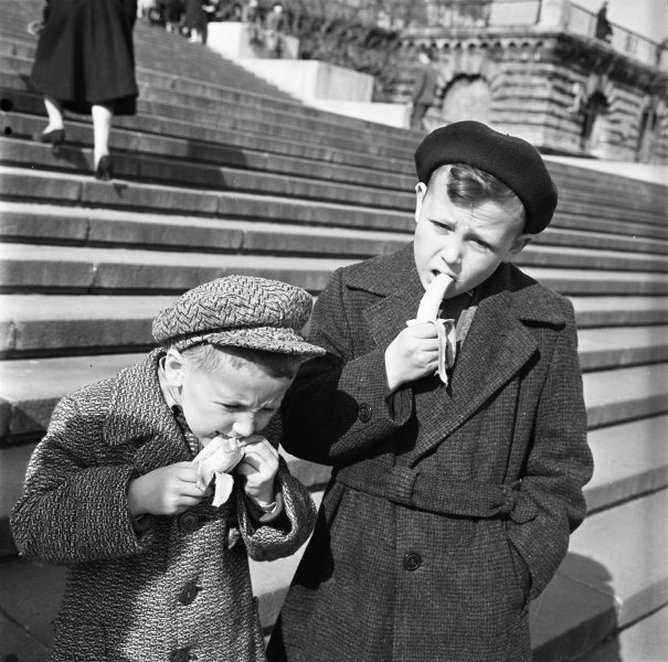 Мальчики с бананами из Гвинеи на Потемкинской лестнице, 1961 - 1964, Украинская ССР, г. Одесса