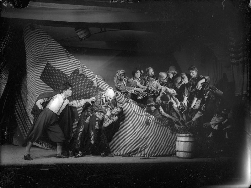 Фото "Московский государственный цыганский театр «Ромэн». Сцена из ...