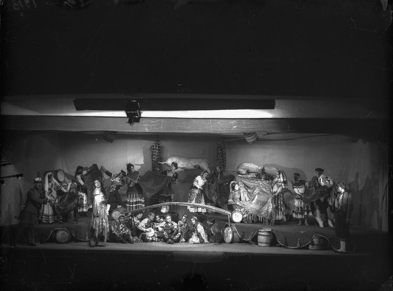 Фото "Московский государственный цыганский театр «Ромэн». Сцена из ...