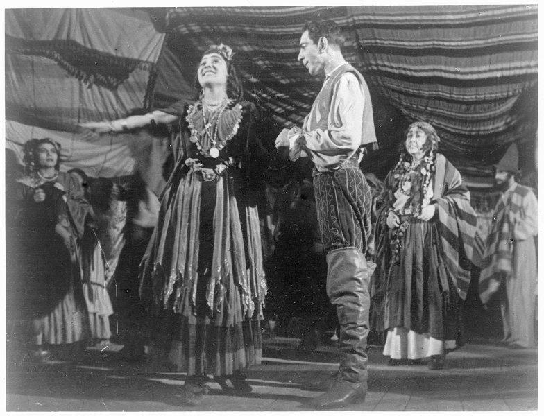 Фото "Московский государственный цыганский театр «Ромэн». Сцена из ...