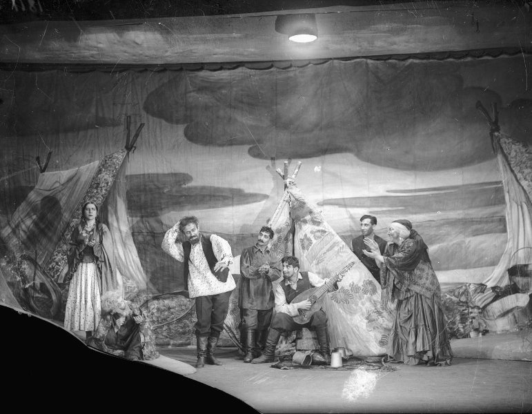 Фото "Московский государственный цыганский театр «Ромэн». Сцена из ...