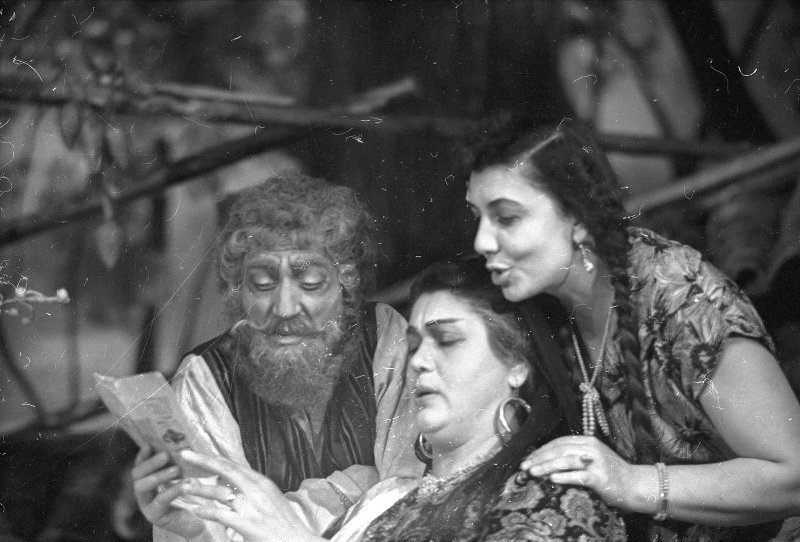 Фото "Московский государственный цыганский театр «Ромэн». Сцена из ...