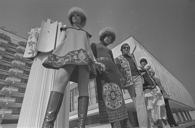 В Алма-Ате, 1974 - 1975, Казахская ССР, г. Алма-Ата. Перед гостиницей «Алатау». Вторая справа – модель Галина Шетенова.Выставка «Хроники Алма-Аты» с этой фотографией.
