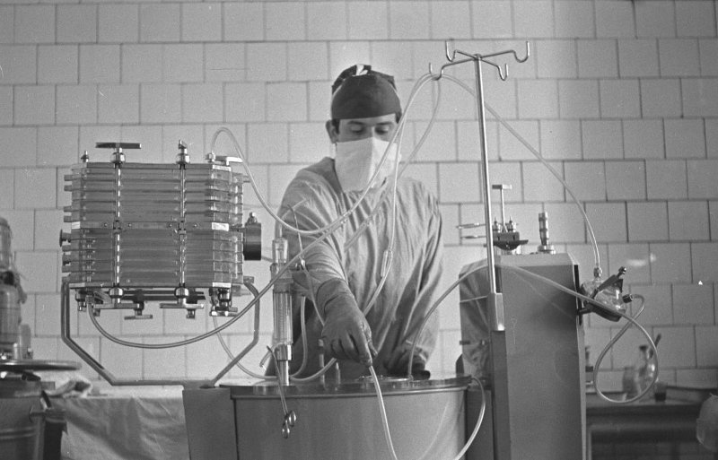 Фото "Процедура гемодиализа", 1975 - 1979 - История России в фотографиях