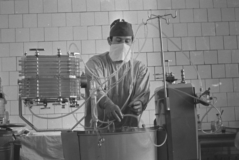 Фото "Процедура гемодиализа", 1975 - 1979 - История России в фотографиях