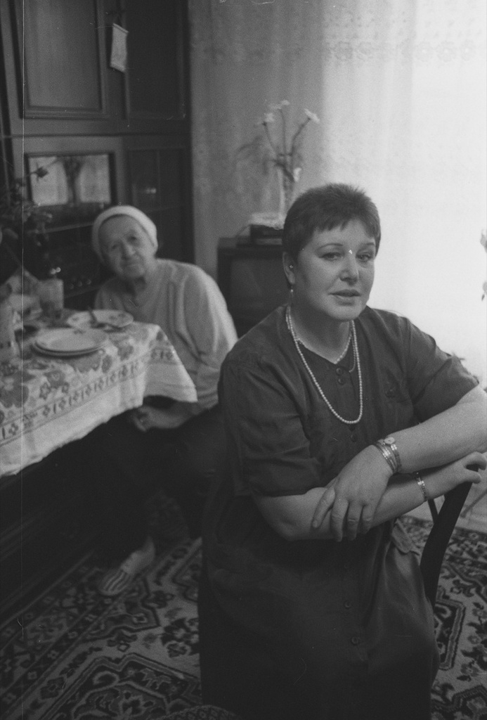 Фото "Писательница Ида Сухарь с матерью", июль 1993 - История России в ...