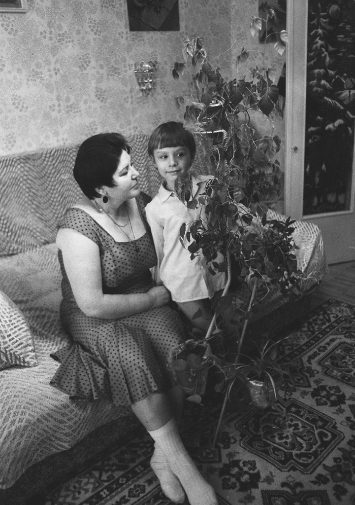 Фото "Писательница Ида Сухарь с внуком Сашей", 9 мая 1993 - История ...