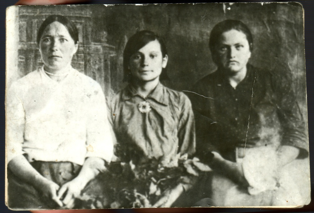 Работницы ясель, 1940-е, Белгородская обл., с7 Булановка. Моя прабабушка Анна Стефановна Екимова(1906–1978 гг.) во время работ в яслях. Сидит слева.