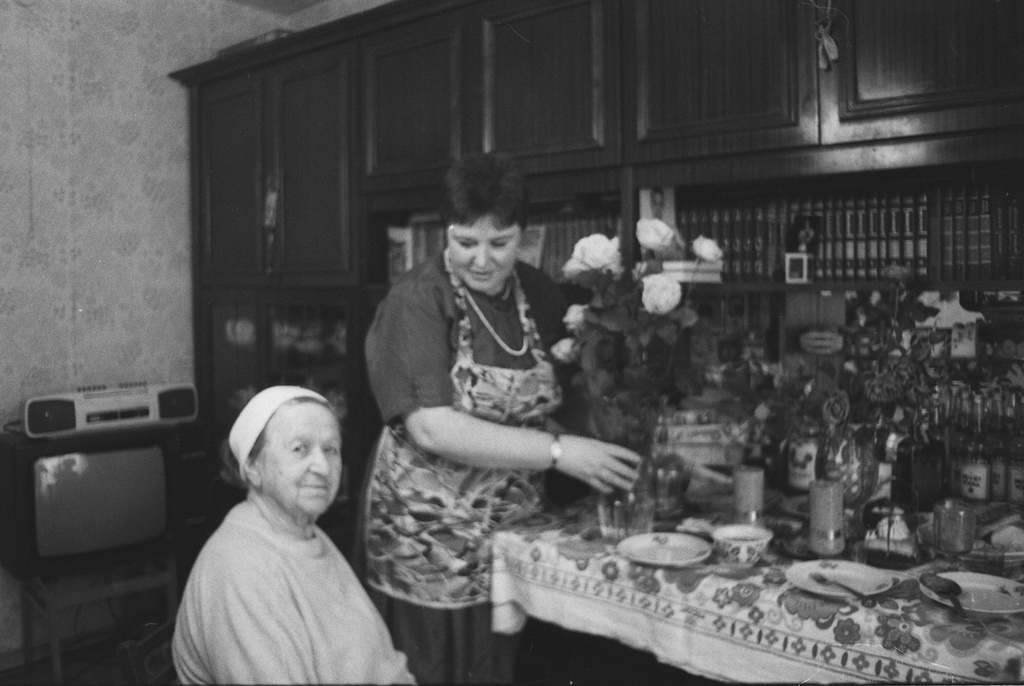 Фото "Писательница Ида Сухарь с матерью", июль 1993 - История России в ...