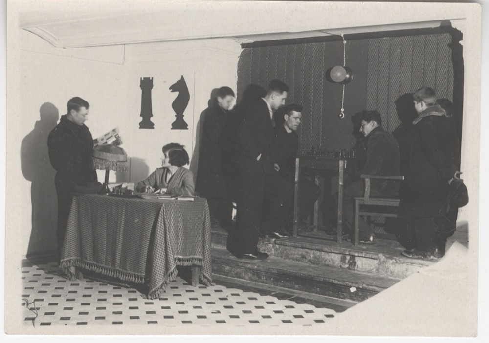 Фото "КиО Пролетарского района, шахматный уголок", 1934 год, г. Москва ...
