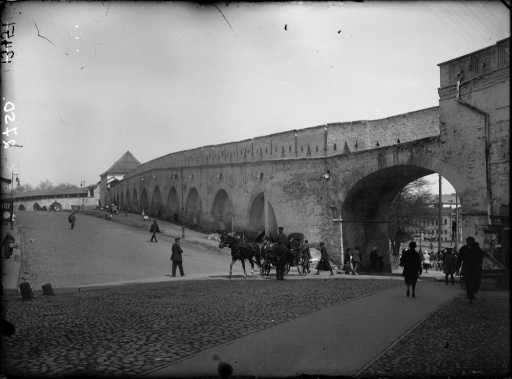 Китайгородская стена. Вид от Варварских ворот вдоль Старой площади, 1926 год, г. Москва