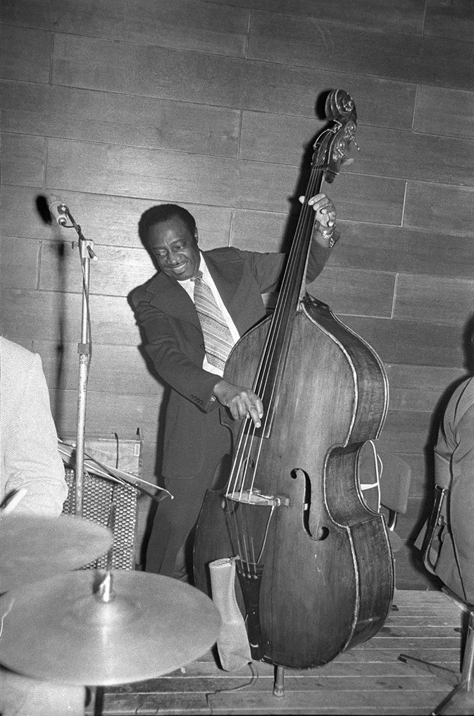 Игра на контрабасе, май 1973, г. Москва. Гостиница «Метрополь».