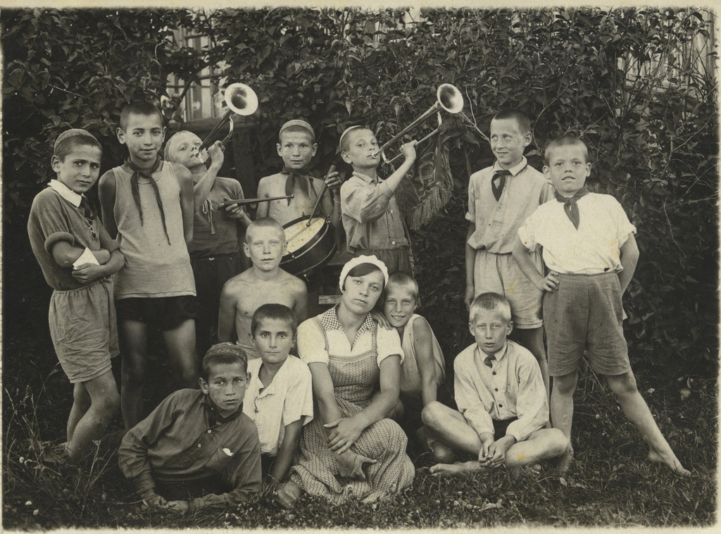 Пионеры, июнь - август 1933. Айзик (Александр) Давидович Литовский – второй слева (12 лет).Выставка «Из частных коллекций» с этой фотографией.