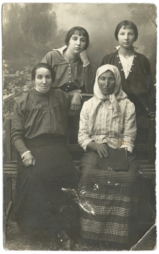 Групповой студийный портрет семьи Розенфельд, 1914 - 1915, г. Корсунь