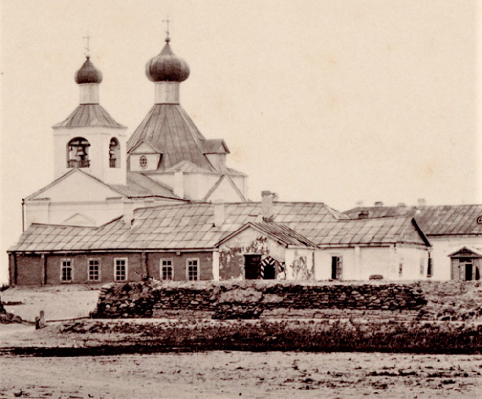 Серия: «Семиреченская область. Город Сергиополь», 1870-е, Семиреченская обл., г. Сергиополь. На фрагменте снимка 1870-х годов изображена церковь во имя святого Сергия Радонежского в Сергиополе, построенная в 1857 году, освящена в 1859 году. Церковь возведена из жженого кирпича, внутри и снаружи оштукатурена и выбелена известью,  покрыта листовым железом и окрашена зелёной краской. При церкви построена колокольня.   В плане здание церкви представляет собой вытянутый с востока на запад прямоугольник с несколько выступающим основным объемом и пятигранником алтарной апсиды. Стены здания достаточно скупо декорированы плоскими пилястрами, рельефной тягой, а также треугольниками сандриков над оконными и дверными проемами, многоступенчатым карнизом. В 1929 году храм был закрыт и передан под больницу Турксиба. Церковь находится на территории крепости и окружена военными казармами и присутственными зданиями. В 1857 году томский художник&nbsp;Павел Михайлович&nbsp;Кошаров, член экспедиции&nbsp;Петра Петровича&nbsp;Семенова-Тян-Шанского, запечатлел на своих полотнах вид Аягузской крепости с церковью.Сергиопольская станица  (вначале – Аягузская с 1847 по 1860 год) – самое северное казачье поселение Семиреченской области, существует с 1831 года,  как Аягузское укрепление, центр одноименного внешнего округа, затем с 1854 года окружного города Семипалатинской области, с 1867 по 1880 год – уездного города Семиреченской области, а после переноса в начале 1880-х уездных учреждений в Лепсинск, становится заштатным городом.Выставка «Семиречье – далекая окраина исторической России» с этим снимком.