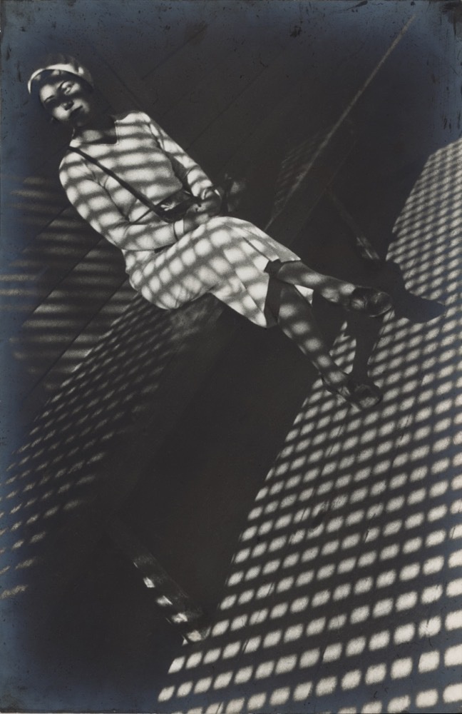 Девушка с «Лейкой», 1934 год. Фоторепортер Евгения Лемберг.Выставки&nbsp;«Остались за кадром»,&nbsp;«10 лучших фотографий Александра Родченко»,&nbsp;«10 модных фотографий: 1930-е», «Свет и тени»&nbsp;и «Мода ХХ века в 100 фотографиях» с этим снимком.