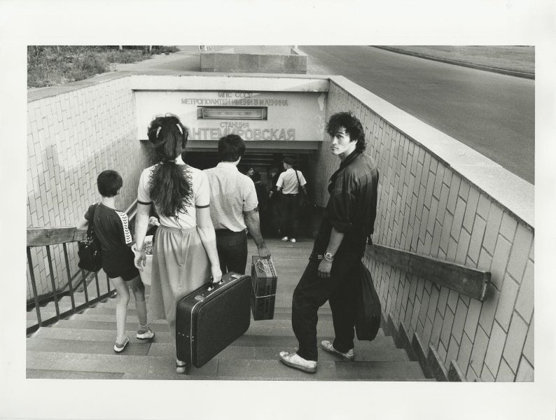 «Москва. Виктор Цой. 1986», 1986 год, г. Москва. Видеолекция «Игорь Мухин. Эпоха перемен» с этой фотографией.