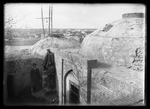 Трое мужчин у постройки с куполами, 1926 - 1935, Узбекская ССР, г. Бухара. На верхней ступени стоит, предположительно, инженер Дмитрий Пожарищенский.