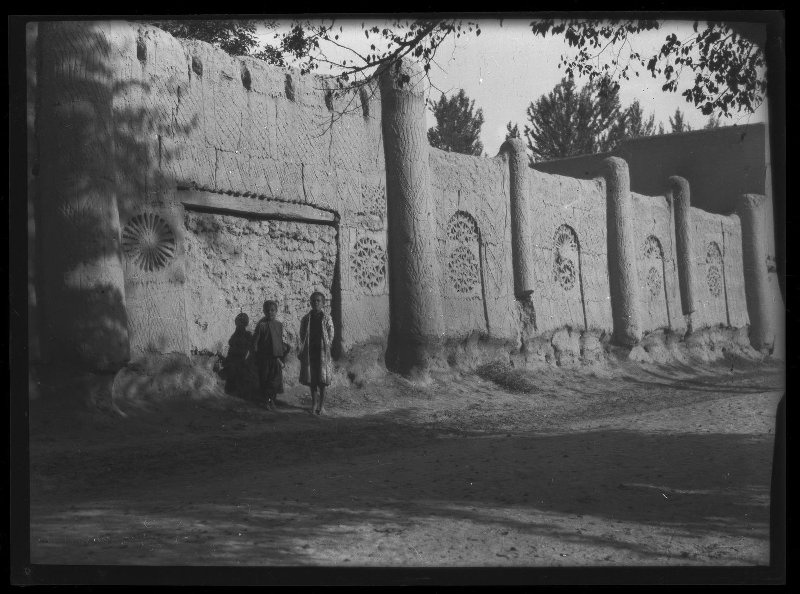 Дети у орнаментированной глиняной стены, 1926 - 1935, Узбекская ССР, г. Самарканд