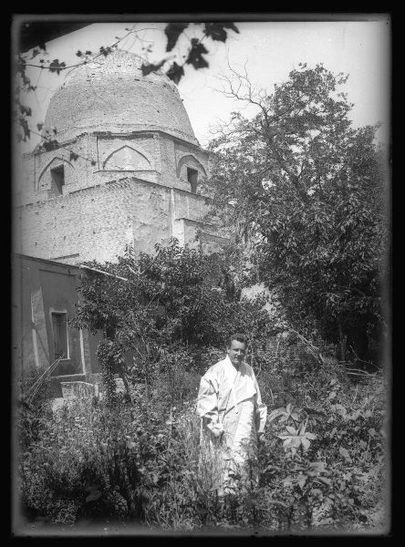 Инженер Дмитрий Николаевич Пожарищенский на фоне мавзолея Рухабад, 1926 - 1935, Узбекская ССР, г. Самарканд