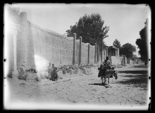 Группа детей у орнаментированной глиняной стены загородного дома, 1926 - 1935, Узбекская ССР, г. Самарканд