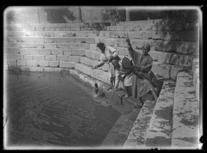 Комплекс Боло-хауз. Мужчины набирают воду, 1926 - 1935, Узбекская ССР, г. Бухара