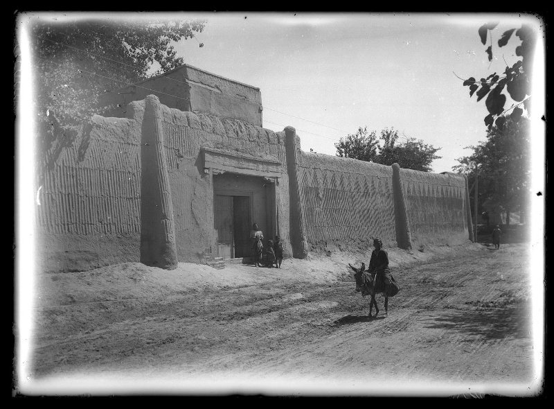 Дети у орнаментированной глиняной стены, 1926 - 1935, Узбекская ССР, г. Самарканд