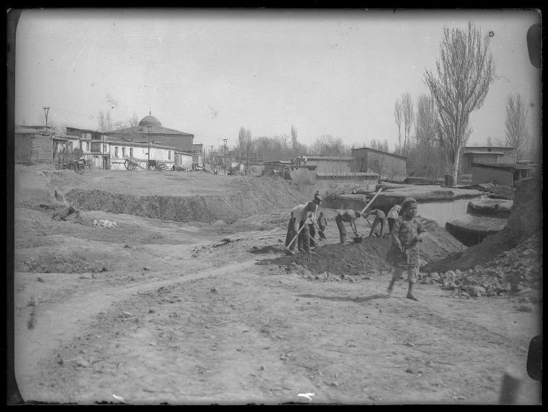 Инженерные работы на площади в Ташкенте, 1927 год, Узбекская ССР, г. Ташкент, Шейхантаурский р-н. На втором плане – мечеть Баланд. Не сохранилась.&nbsp;