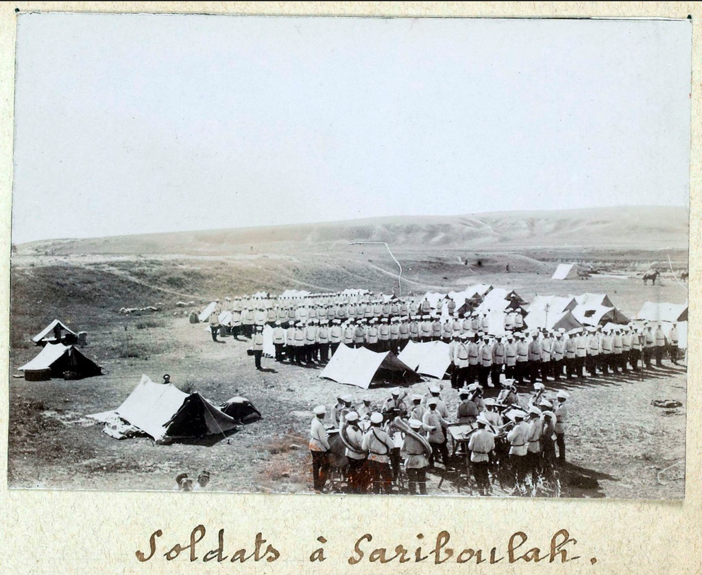 Семиреченская область. Солдаты в Сарыбулаке, 1897 год, Семиреченская обл., Копальский у.. Снимок, предположительно, верненского фотографа Абрама Лейбина 1897 года&nbsp;«Soldats à Sariboulak»&nbsp;(«Солдаты в Сарыбулаке»), из альбома французского путешественника Поля А. Лаббе («Путешествие по Сибири и Туркестану Поля А. Лаббе»&nbsp;(с 15 мая по 15 ноября 1897 года).Выставка «Семиречье – далекая окраина исторической России» с этим снимком.