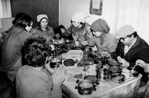 Бригада маляров в обеденный перерыв. Бытовка СУ-43, 1980 год, г. Новосибирск