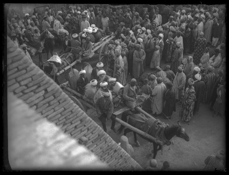 Толпа у стен здания, 1937 год, Узбекская ССР