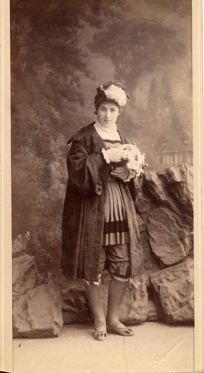 Портрет актрисы в театральном костюме, 1880-е, г. Санкт-Петербург. Выставка «Портреты Карла Бергамаско» с этой фотографией.