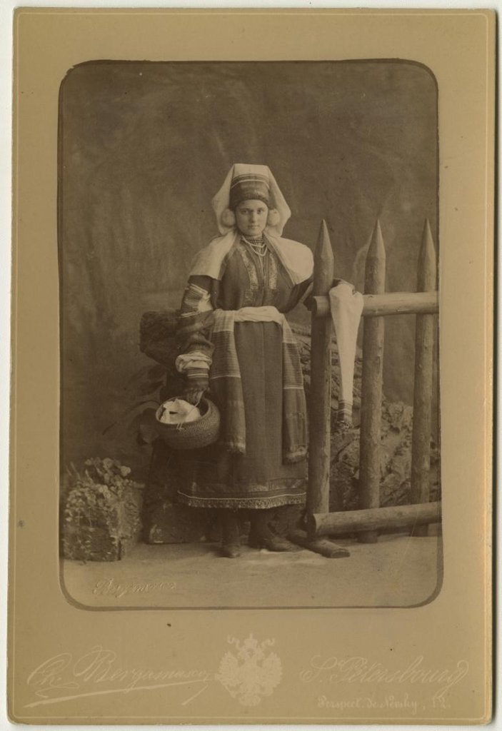 Женщина в русском народном костюме, 1881 - 1890, г. Санкт-Петербург. Выставка «Портреты Карла Бергамаско» с этой фотографией.