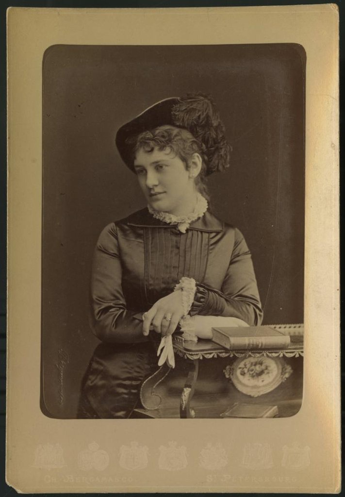 Портрет молодой женщины в шляпе со страусовыми перьями, 1881 - 1884, г. Санкт-Петербург. Выставка «Портреты Карла Бергамаско» с этой фотографией.
