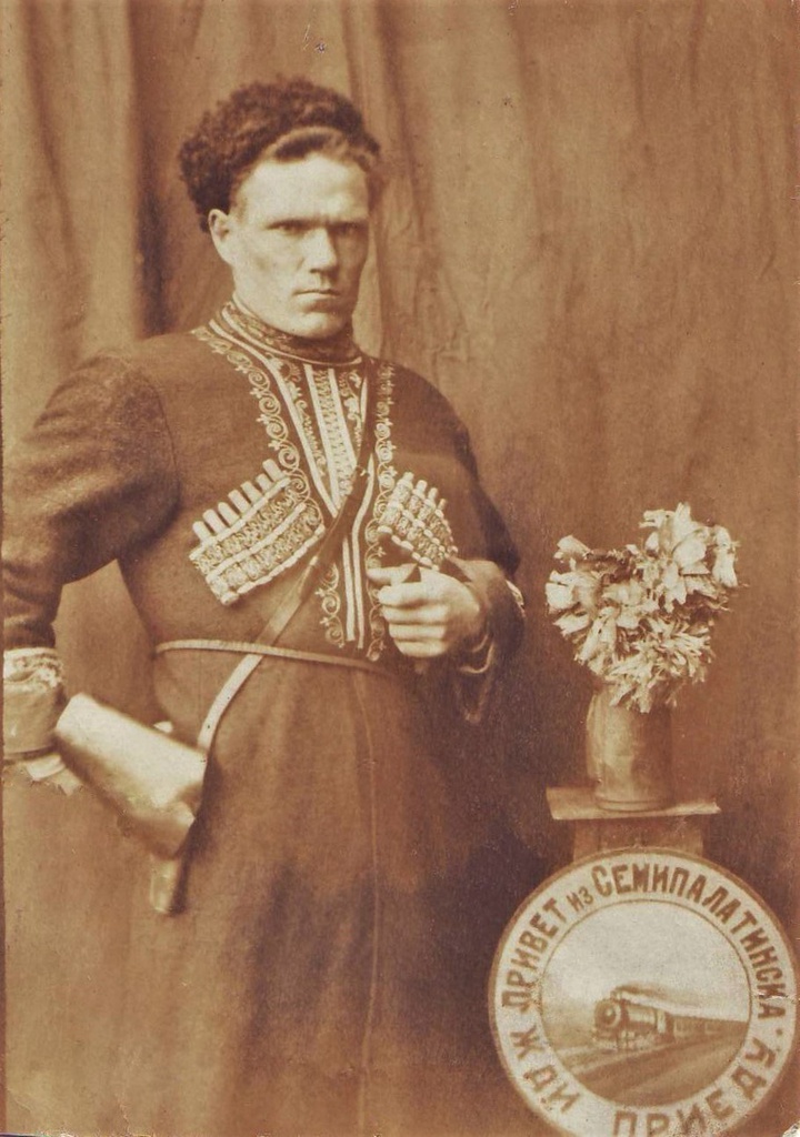 Петр Дмитриевич Ушаков, 1930-е, Казакская АССР, г. Семипалатинск. На снимке 1930-х годов изображен Петр Дмитриевич Ушаков, 1911 года рождения, уроженец села Петропавловка Кокпектинского района Семипалатинской области, призванный в 1941 году в ряды Красной Армии и погибший осенью 1942 года у деревни Аристово (в довоенное время – «Арестово») Сычевского района Смоленской области («Ржевская операция»). Фотография сделана в одном из семипалатинских салонов в довоенные годы.