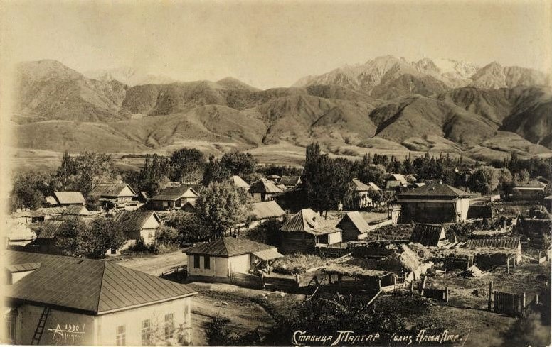 Станица Талгар, 1930 год, Казакская АССР, Алма-Атинский округ, станица Талгар. На снимке 1930 года алматинского фотографа Аргунова изображен общий вид казачьей станицы Талгар (Софийской) близ  города Алма-Аты. Интересно, что до 1930-х, несмотря на ликвидацию всех казачьих учреждений в Семиречье еще в 1918 году, Талгарская станица продолжала называться таким образом достаточно долго, а соседняя с ней станица Надеждинская (Иссык) до 1967 года называлась станицей Иссык.